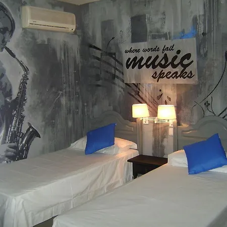 圣佩德罗广场旅馆 *