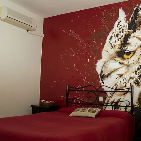 圣佩德罗广场旅馆 *